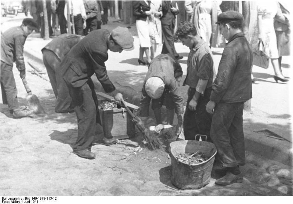 Bundesarchiv_Bild_146-1979-113-12__Bialystock__Juden_bei_Stra_enarbeiten.jpg