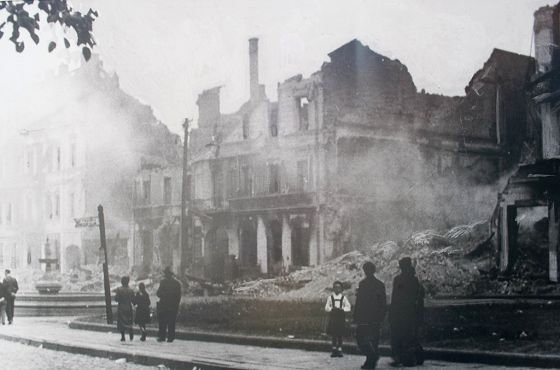 _en_Bia_ystok_smouldering_ruins_1941_NAC.jpg