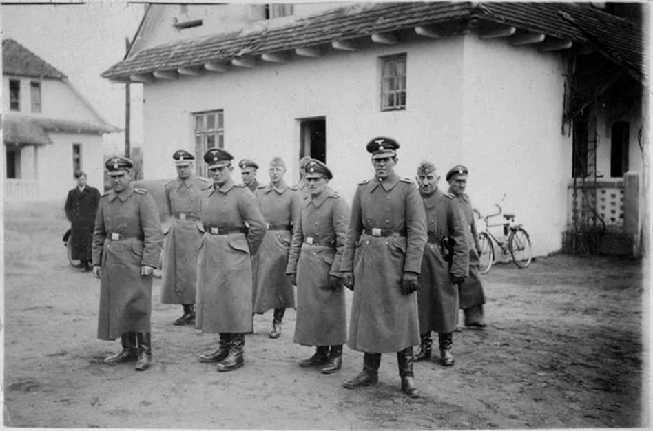 _en_Belzec_-_SS_staff__1942_.jpg