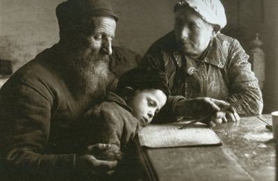 Jew_teaches_his_grandson_to_read.jpg