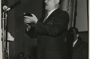 Warsaw_Cantor_Moshe_Koussevitzky_at_the_Warsaw_Ghetto_10th_Anniversary_Memorial_Meeting_in_New_York_City.jpg