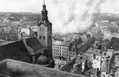 Lw_w._Panorama_miasta_z_wie_y_ratuszowej._Widoczna_wie_a_Katedry__aci_skiej_i_p_on_ce_budynki.__NAC_czerwiec_1941.jpg