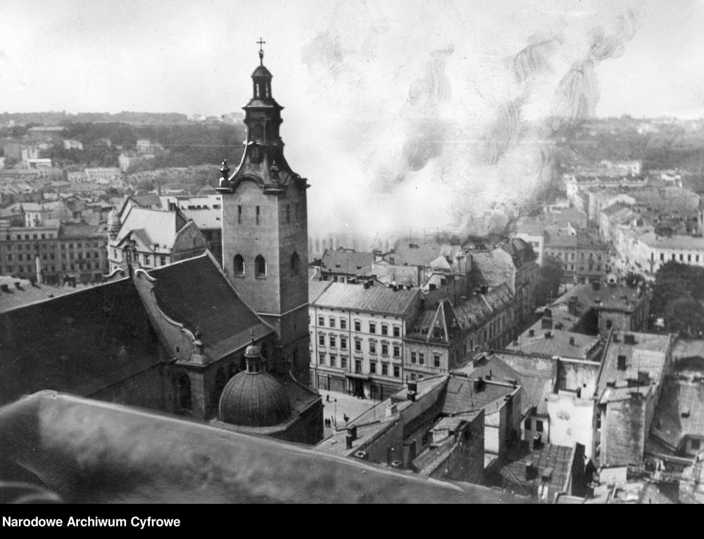 Lw_w._Panorama_miasta_z_wie_y_ratuszowej._Widoczna_wie_a_Katedry__aci_skiej_i_p_on_ce_budynki.__NAC_czerwiec_1941.jpg