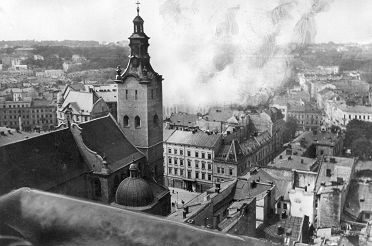 Lw_w._Panorama_miasta_z_wie_y_ratuszowej._Widoczna_wie_a_Katedry__aci_skiej_i_p_on_ce_budynki.__NAC_czerwiec_1941.jpg