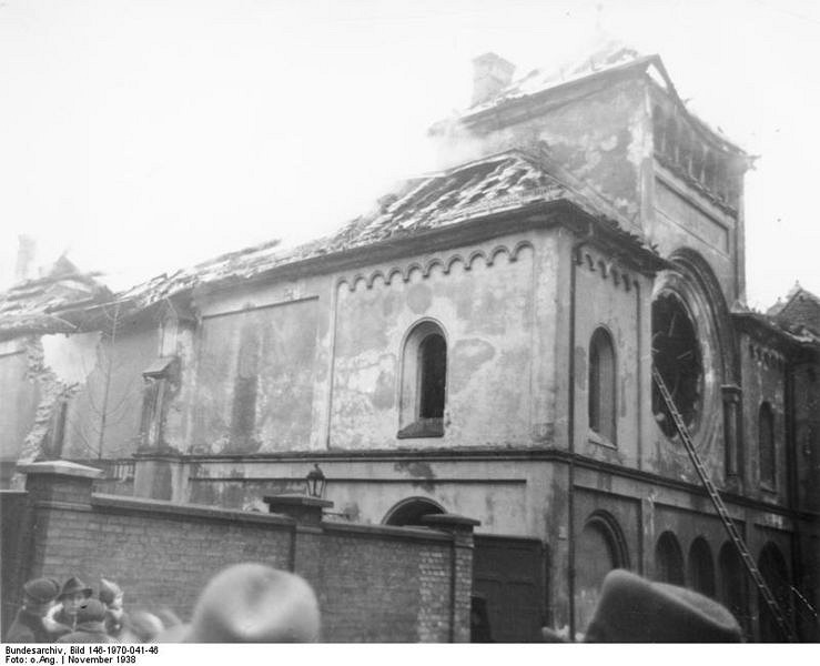 739px-Bundesarchiv_Bild_146-1970-041-46__Berlin__Synagoge_Fasanenstra_e_BArchBot.jpg