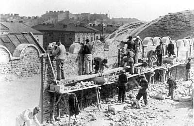 Bundesarchiv_Bild_183-L25516__Polen__Bau_der_Mauer_f_r_ein_Ghetto.jpg