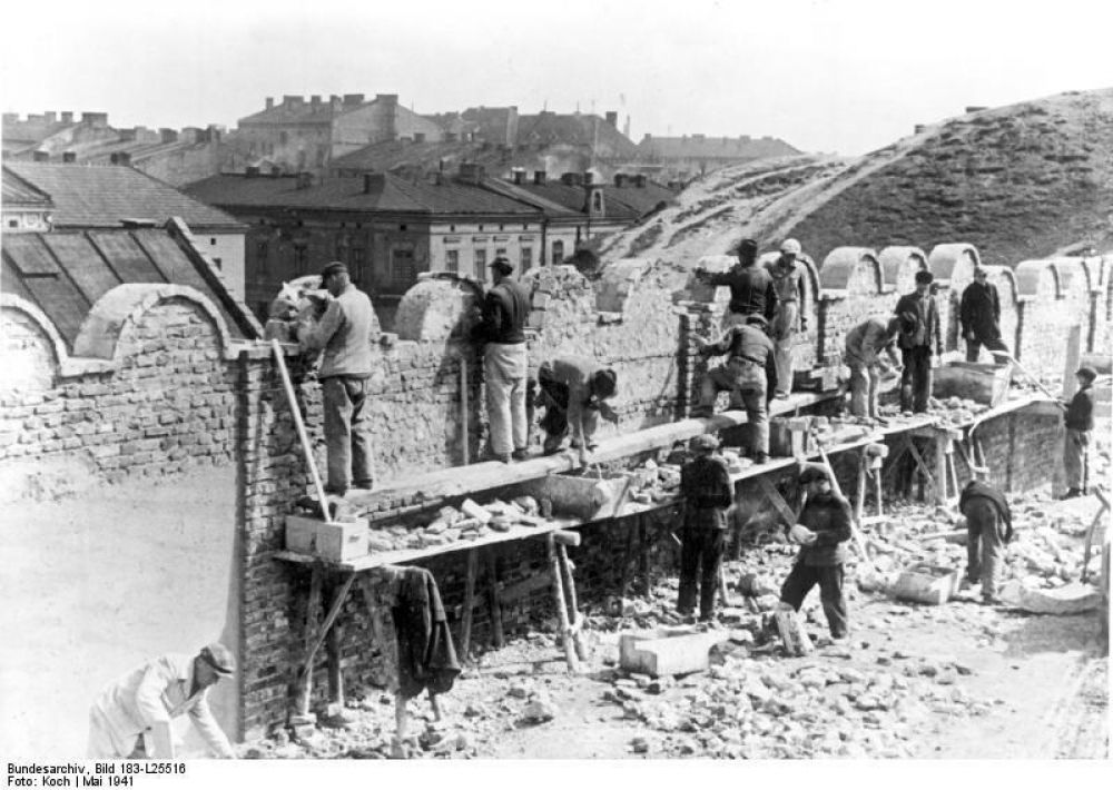 Bundesarchiv_Bild_183-L25516__Polen__Bau_der_Mauer_f_r_ein_Ghetto.jpg