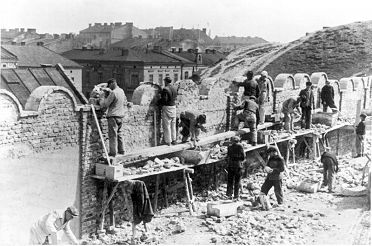 Bundesarchiv_Bild_183-L25516__Polen__Bau_der_Mauer_f_r_ein_Ghetto.jpg