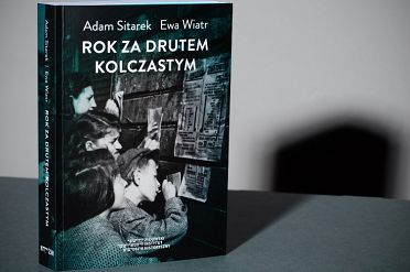rok_za_drutem_okladka.jpg