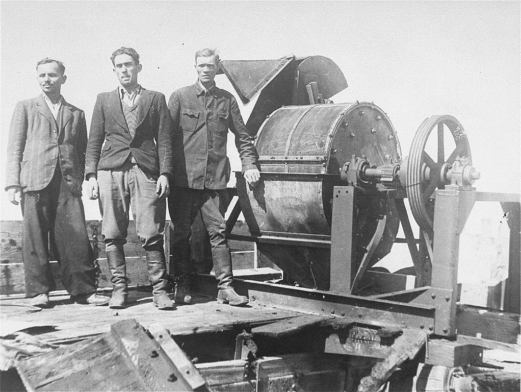 _en_1022px-Jewish_prisoners_forced_to_work_for_a_Sonderkommando_1005_unit_pose_next_to_a_bone_crushing_machine_in_the_Janowska_concentration_camp.jpg