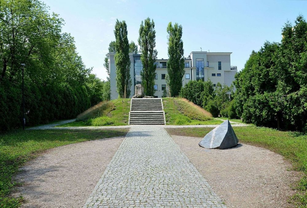 1280px-Mila_18_Memorial_in_Warsaw.jpg