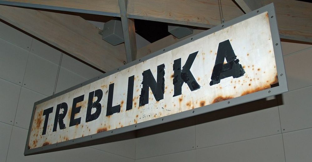 wide_1280px-Treblinka_Concentration_Camp_sign_by_David_Shankbone.jpg