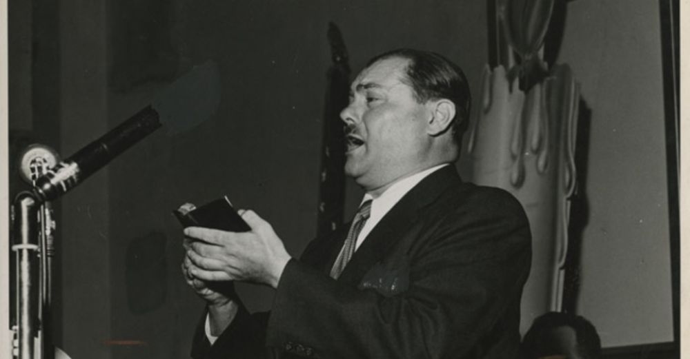 wide_Warsaw_Cantor_Moshe_Koussevitzky_at_the_Warsaw_Ghetto_10th_Anniversary_Memorial_Meeting_in_New_York_City.jpg