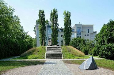 wide_1280px-Mila_18_Memorial_in_Warsaw.jpg