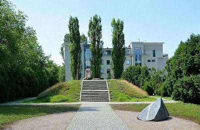 wide_1280px-Mila_18_Memorial_in_Warsaw.jpg