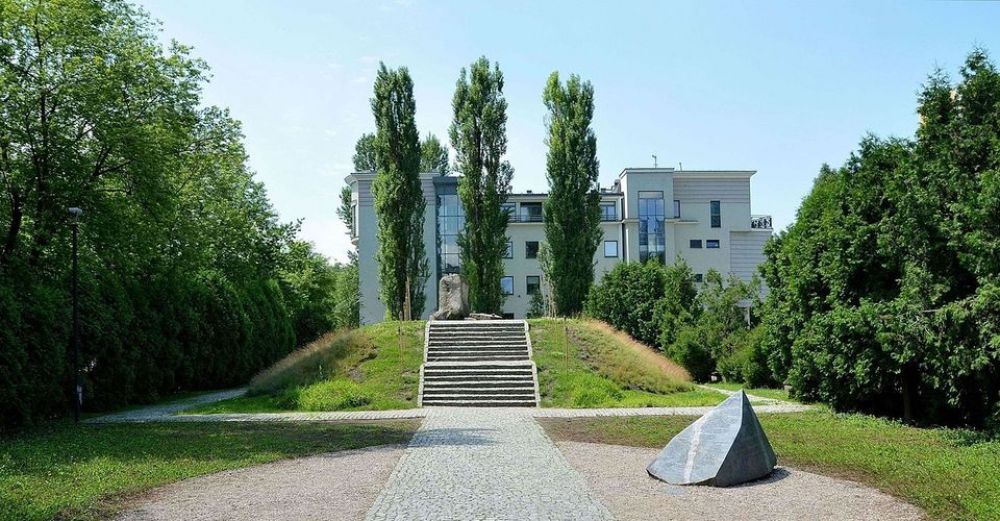 wide_1280px-Mila_18_Memorial_in_Warsaw.jpg