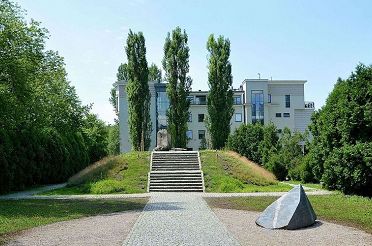 wide_1280px-Mila_18_Memorial_in_Warsaw.jpg
