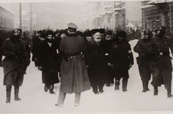 Będzin. Grupa Żydów konwojowana przez żołnierzy niemieckich przez ul. Modrzejewską, zima 1940 (1).jpg