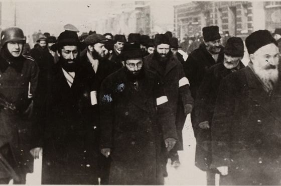 Będzin. Grupa Żydów konwojowana przez żołnierzy niemieckich przez ul. Modrzejewską, zima 1940 (2).jpg