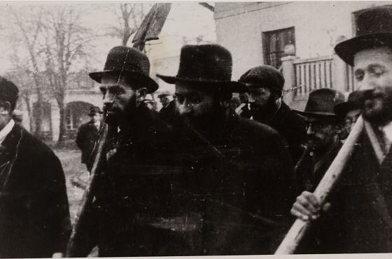 Będzin. Żydzi z łopatami na ramieniu wyruszający do prac przymusowych, między 1939 a 1943.jpg