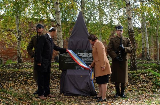Uroczystość odsłonięcia tablicy ku czci ofiar wydarzeń w Babim Jarze (fot. Hleb Burnashev, ŻIH) (6).jpg