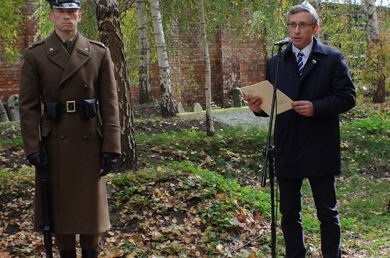 Uroczystość odsłonięcia tablicy ku czci ofiar wydarzeń w Babim Jarze (fot. Hleb Burnashev, ŻIH) (7).jpg