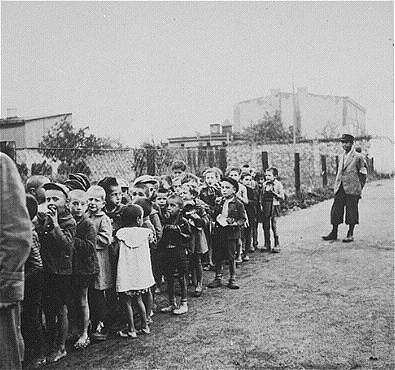 Lodz_Children_rounded_up_for_deportation_wiki_ushmm.JPG [31.43 KB]