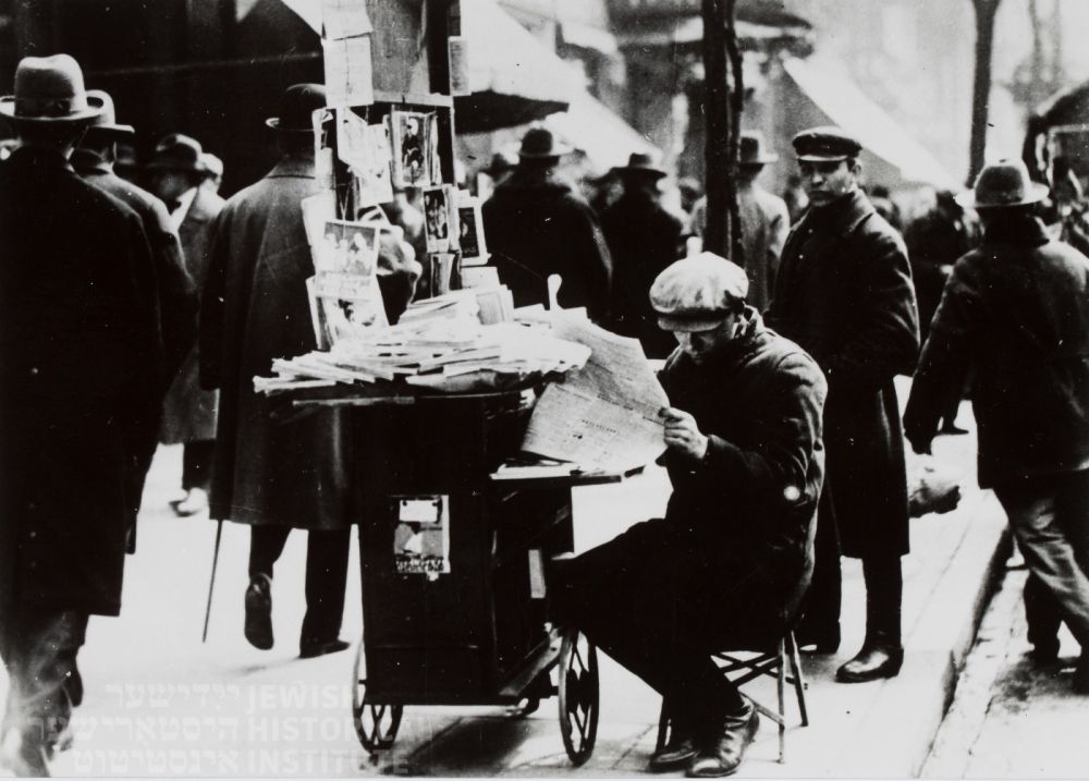 Uliczny sprzedawca gazet, 1918-1939 r. ŻIH_COMP.jpg
