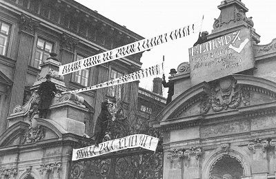 1280px-Transparenty_antyżydowskie_brama_Uniwersytetu_Warszawskiego_wiki.jpg