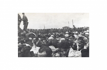 Likwidacja getta w Białymstoku, 16-20 sierpnia 1943 r. Zdjęcie wykonane przez niemieckiego żołnierza. Źródło: Szymon Datner, Walka i zagłada białostockiego ghetta