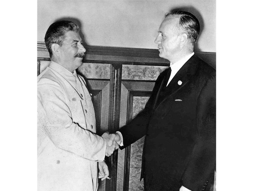 ribbentrop_stalin_bundesarchiv_fb_2.jpg