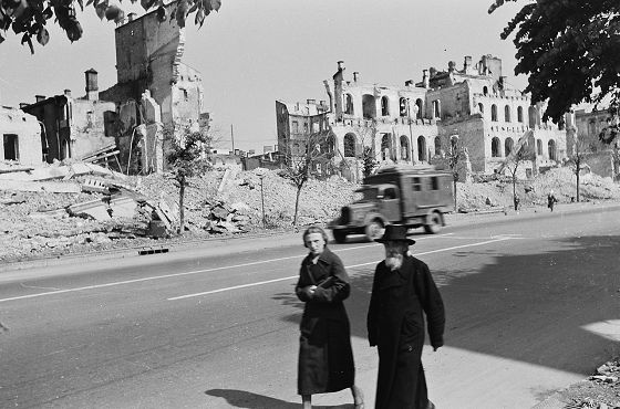 Kijów, zniszczone eksplozjami budynki przy ulicy Chreszczatyk, 1942. FOTO:FORTEPAN / Ungváry Krisztián, CC BY-SA 3.0., Wikipedia