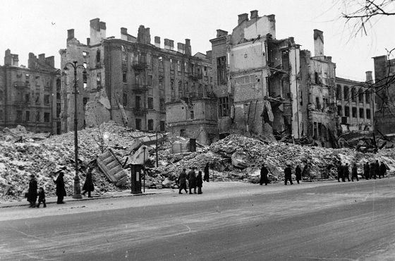 Kijów, zniszczone eksplozjami budynki przy ulicy Chreszczatyk, 1942. FOTO:FORTEPAN / Ungváry Krisztián, CC BY-SA 3.0., Wikipedia