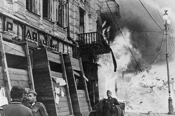 Kijów. Pożar miasta. Widoczna grupa niemieckich żołnierzy. Jesień 1941 r. Narodowe Archiwum Cyfrowe