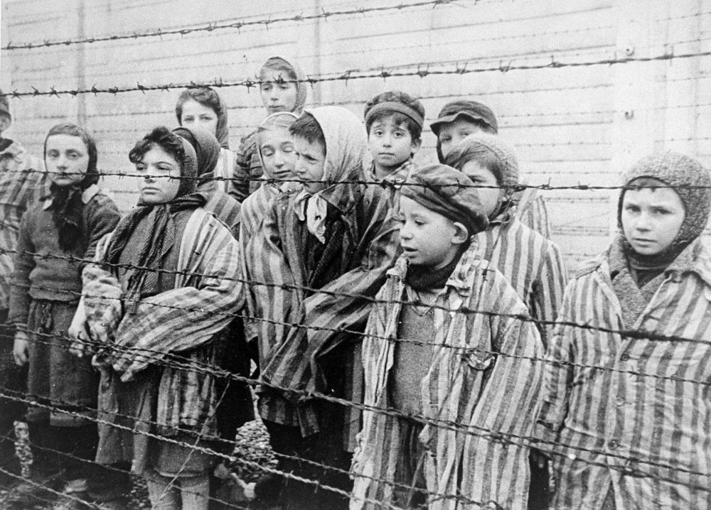 auschwitz_wyzwolenie_dzieci_film_radziecki_wiki_1.jpg