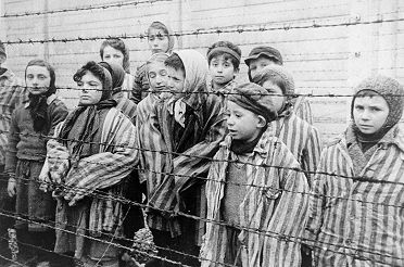 auschwitz_wyzwolenie_dzieci_film_radziecki_wiki_1.jpg