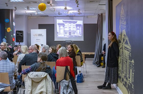 02 Dyskusja prowadzona przez Olgę Szymańską, zastępczynię kierownika Działu Edukacji (fot. P. Skwierczyńska).jpg