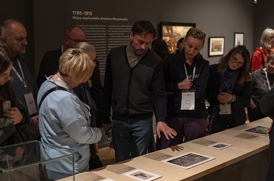 10 Kurator Jakub Bendkowski oprowadza po wystawie czasowej Ramię w ramię w ŻIH (fot. P. Skwierczyńska).jpg