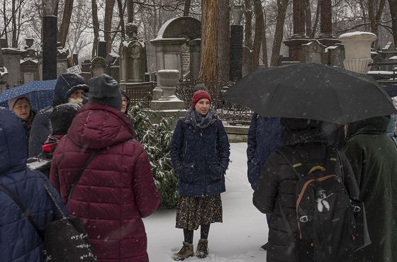 13 Olga Szymańska oprowadza uczestników po cmentarzu żydowskim przy ul. Okopowej w Warszawie (fot. P. Skwierczyńska).jpg