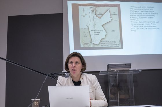 16 Wykład Moniki Krawczyk, Dyrektor ŻIH o konferencji ONZ w sprawie powstania Państwa Izrael (fot. P. Skwierczyńska).jpg