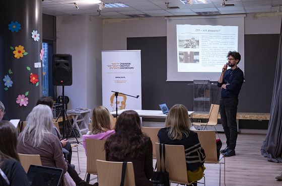 03 Kierownik Działu Edukacji dr Bartosz Borys opowiada o ofercie edukacyjnej Instytutu (fot. P. Skwierczyńska).jpg