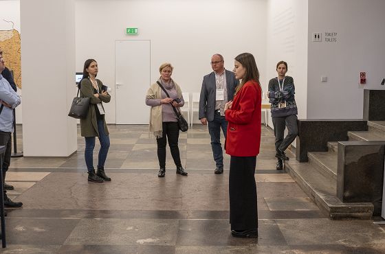 21 Małgorzata Smreczak z Działu Edukacji oprowadza uczestników Akademii po wystawie stałej w ŻIH (fot. P. Skwierczyńska).jpg