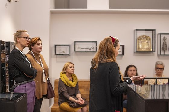 06 Olga Szymańska oprowadza po wystawie Mała Synagoga na Tłomackiem (fot. P. Skwierczyńska).jpg