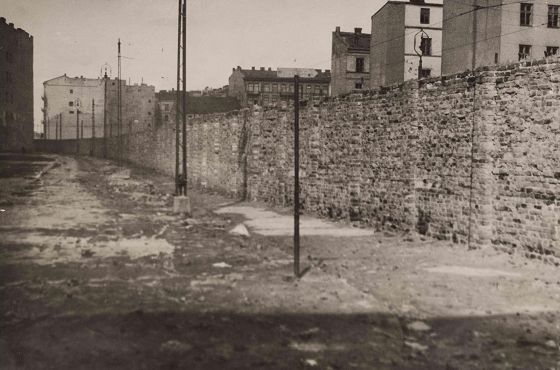 Getto warszawskie, mur na ulicy Bonifraterskiej, 1940-1942, Autor nieznany. Archiwum Ringelbluma, zbiory ŻIH.jpg