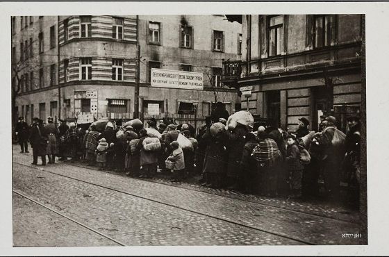Warszawa, brama na skrzyżowaniu Żelazna-Leszno. Wysiedleni Żydzi z podwarszawskich miejscowości czekają na wejście do getta, 1940-1941, Fot. NN, zbiory ŻIH.jpg