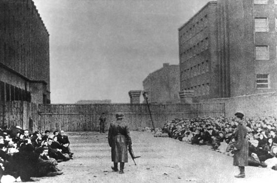 Getto warszawskie. Żydzi oczekujący na Umschlapgplatzu na deportację. Wikipedia, domena publiczna
