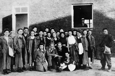 Jewish_prisones_of_KZGesiowka_liberated_by_Polish_Soldiers_of_Home_Army_Warsaw1944.jpg