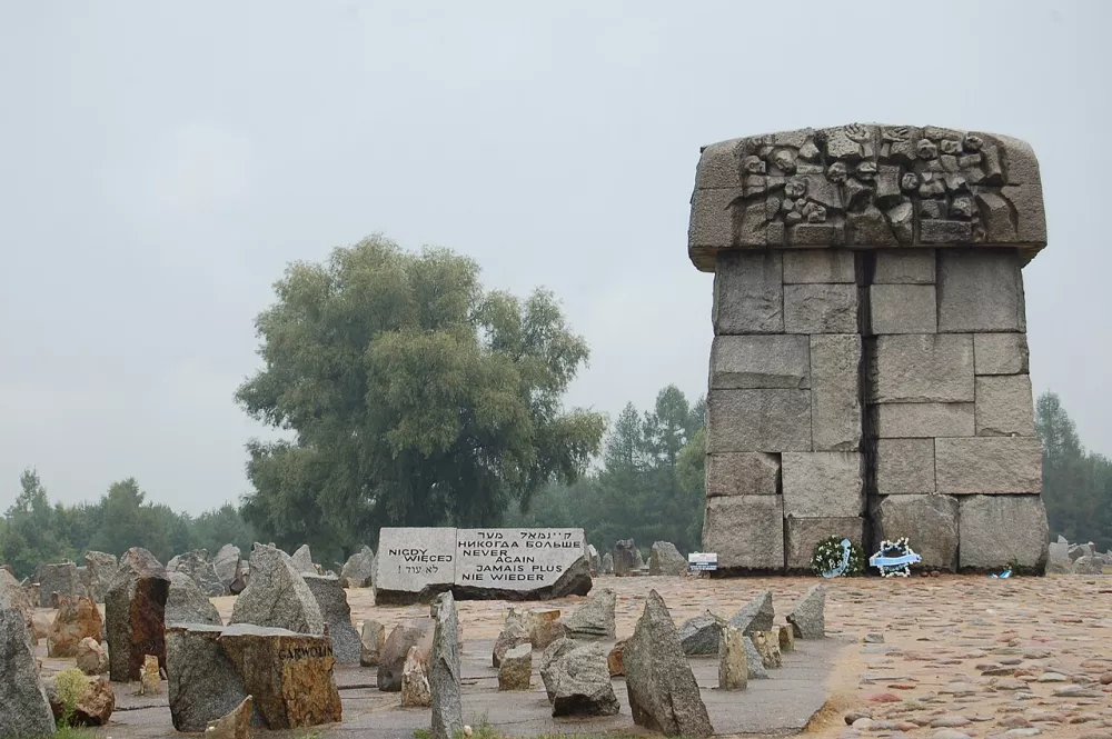 Treblinka_konferencja.png