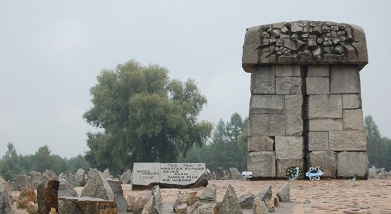 1280px-Treblinka._Pomnik_Pamięci_bestialsko_zamordowanych_niewinnych_ludzi (1).jpg